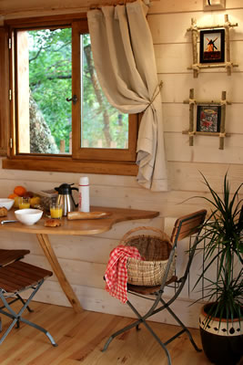 L'intérieur de la cabane dans les arbres Monpazier