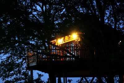La cabane perchée dans les arbres Monpazier, de nuit