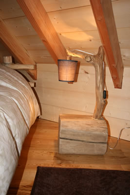Lampe de chevet dans la chambre de la Cabane dans les arbres Périgord