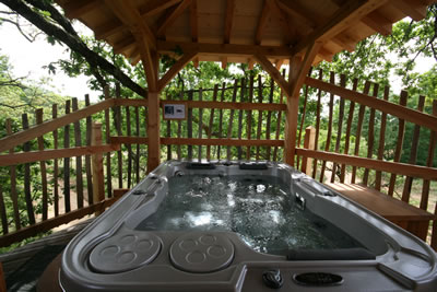 Le spa sur la terrasse de la Cabane dans les arbres Périgord