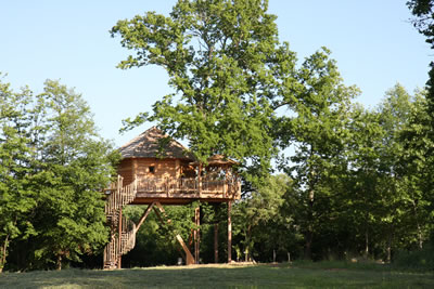 La cabane perchée dans les arbres Périgord vue de l'extérieur