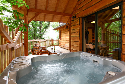 Le spa sur la terrasse de la Cabane dans les arbres Périgord