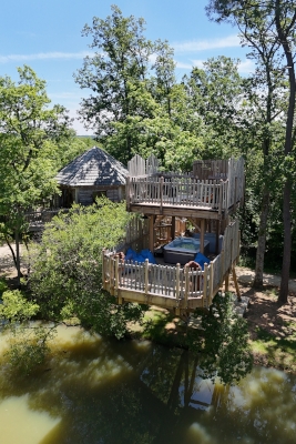 Le porte-à-faux du spa au-dessus de l'étang de la cabane perchée 
          dans les arbres Sarlat