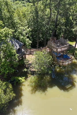 La cabane dans les arbres Sarlat et son spa en porte-à-faux