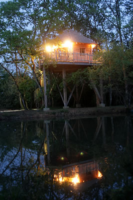 La cabane dans les arbres Sarlat à la tombée du jour