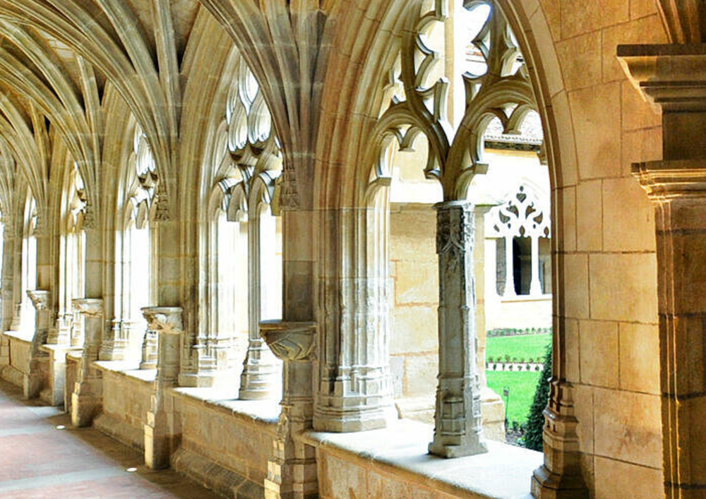 Le cloître de Cadouin, à proximité des Cabanes Perchées 
                 dans les Arbres