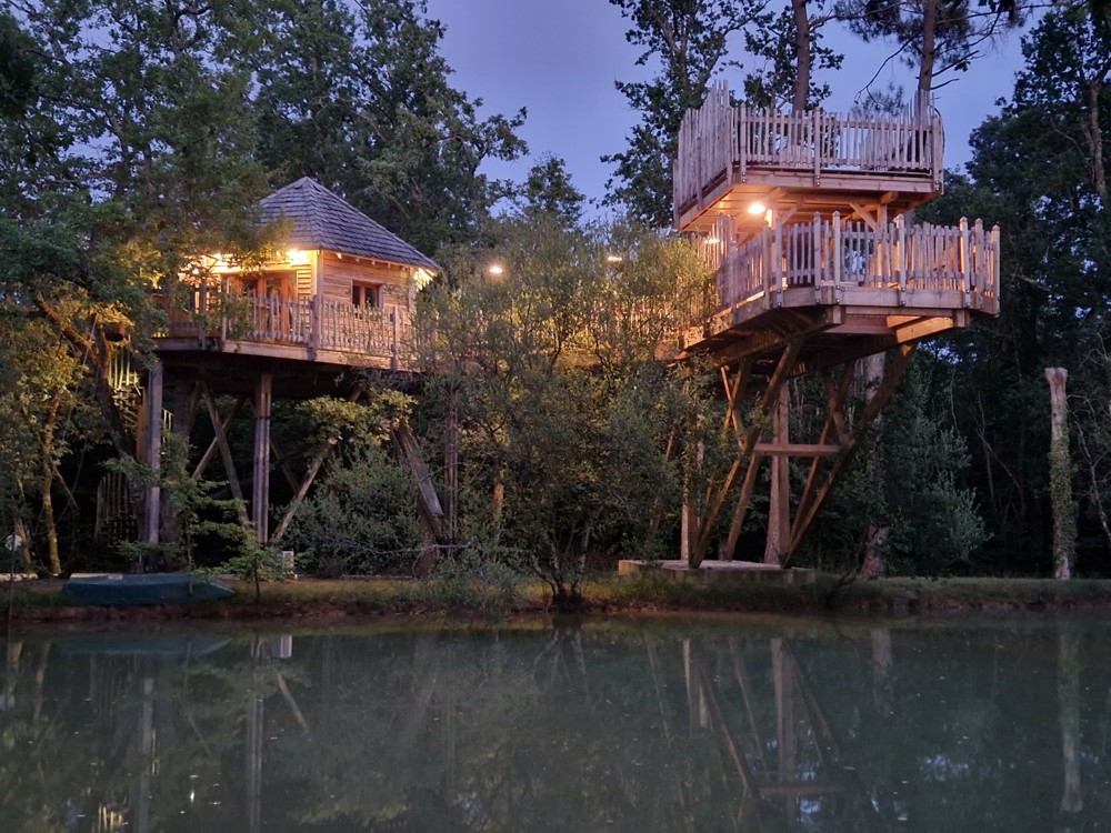 La cabane Sarlat et son spa suspendu, de nuit
