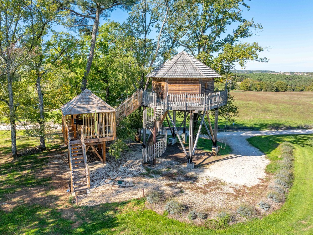 Le lit double de la mezzanine de la cabane Monpazier