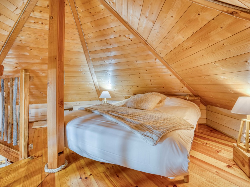 Lit double sur la mezzanine de la cabane Monpazier