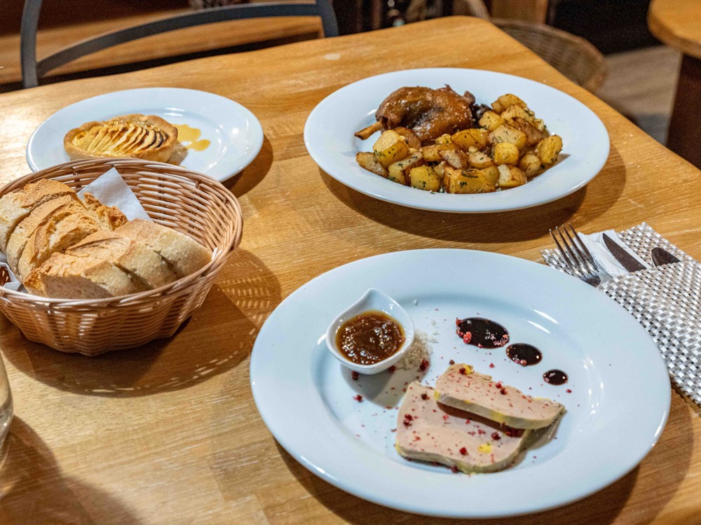 Assiette confit de canard pommes de terre sarladaises