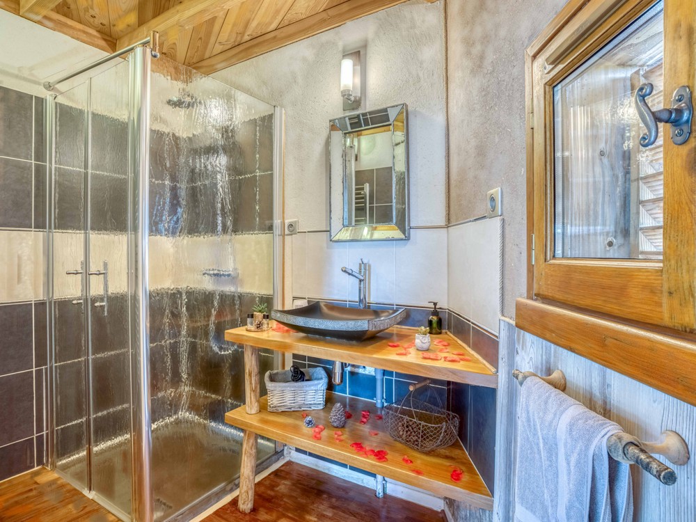 Le lit double sur la mezzanie de la cabane Domme