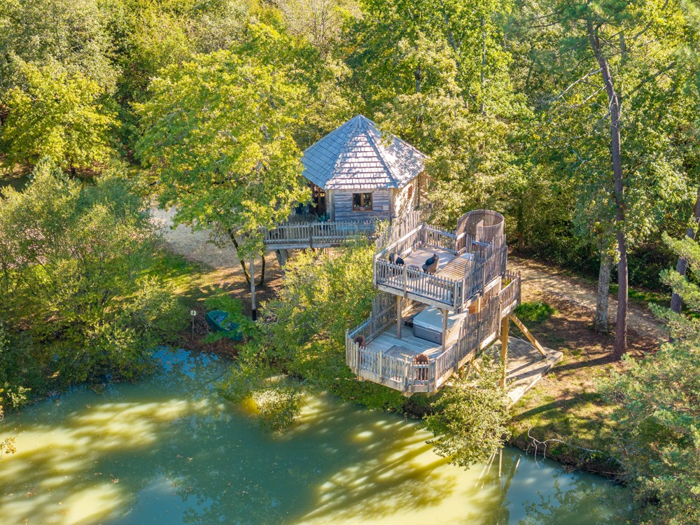 Le spa supendu de la cabane Sarlat vu du ciel